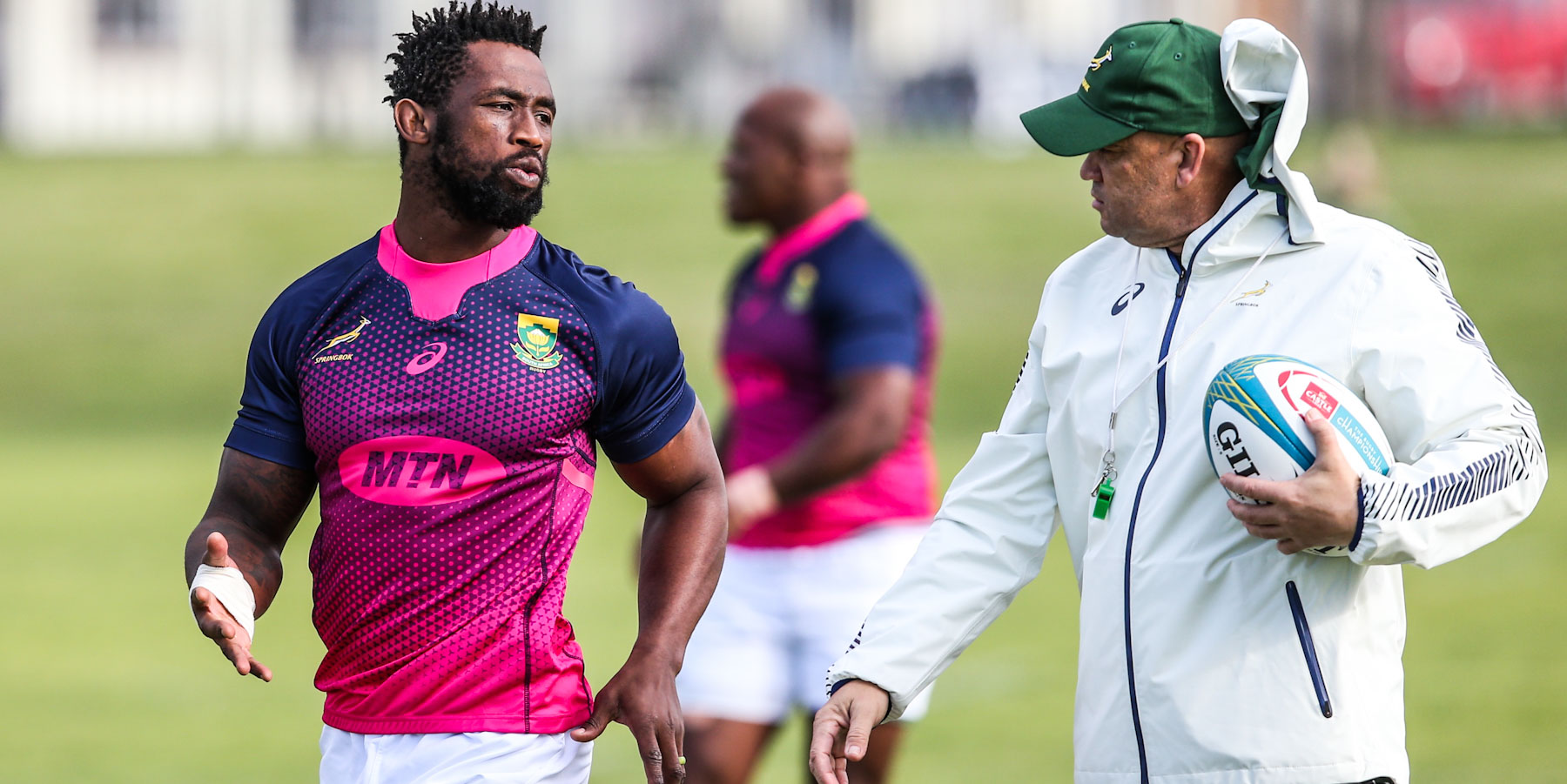 Springbok assistant coach Deon Davids in conversation with Siya Kolisi.