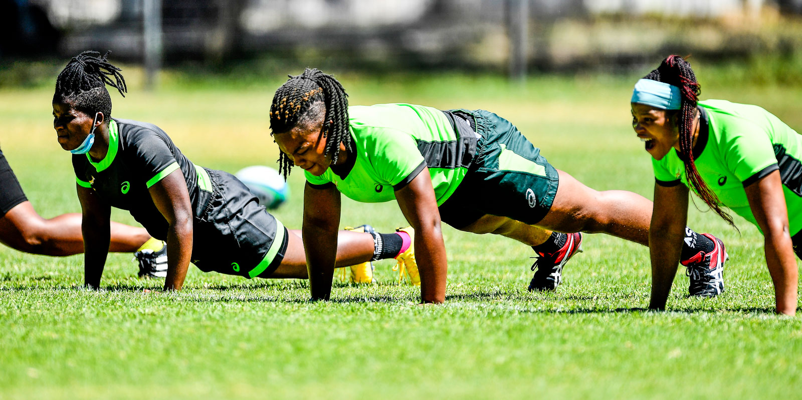 Babalwa Latsha (middle) hard at work with the Springbok Women