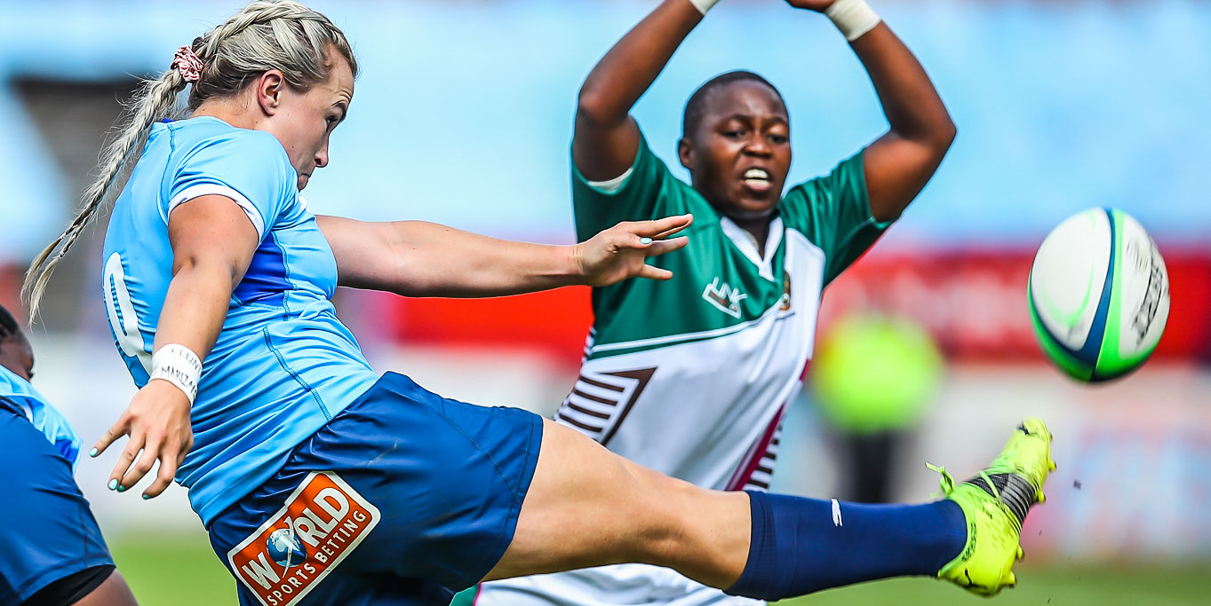 Rumandi Potgieter clears the ball for the Blue Bulls Women.