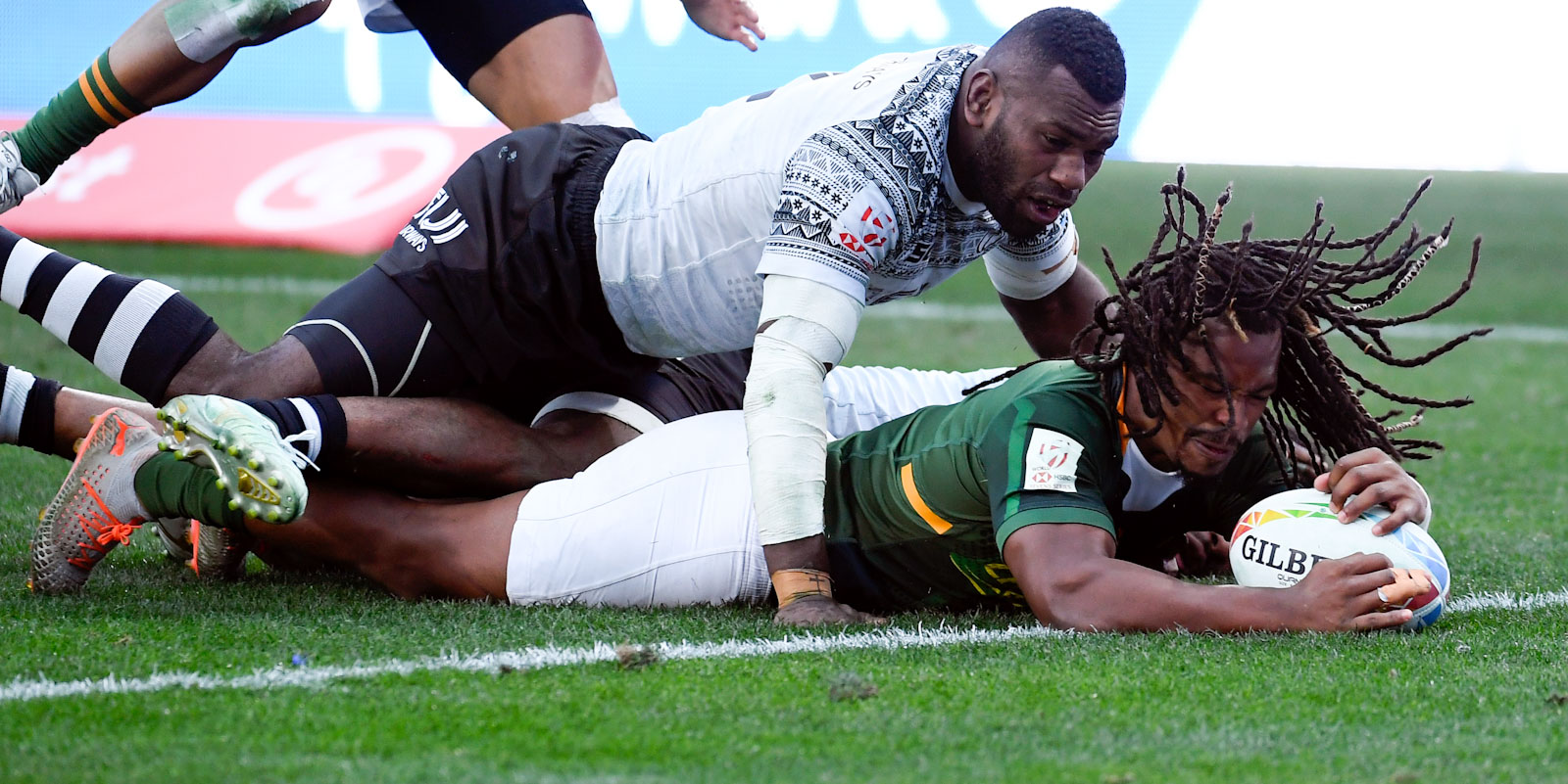 Branco du Preez scores against Fiji in Los Angeles