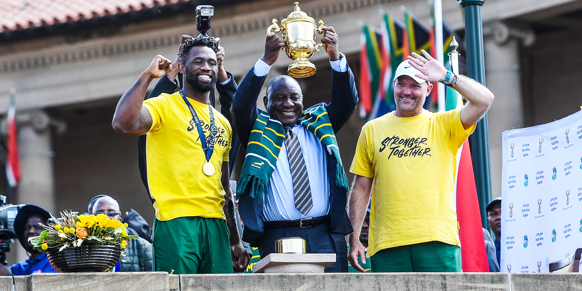 Siya Kolisi and Jacques Nienaber with South Africa's President, Mr Cyril Ramaphosa.