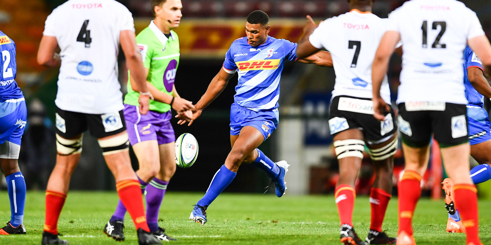 Damian Willemse lines up a monster drop goal.