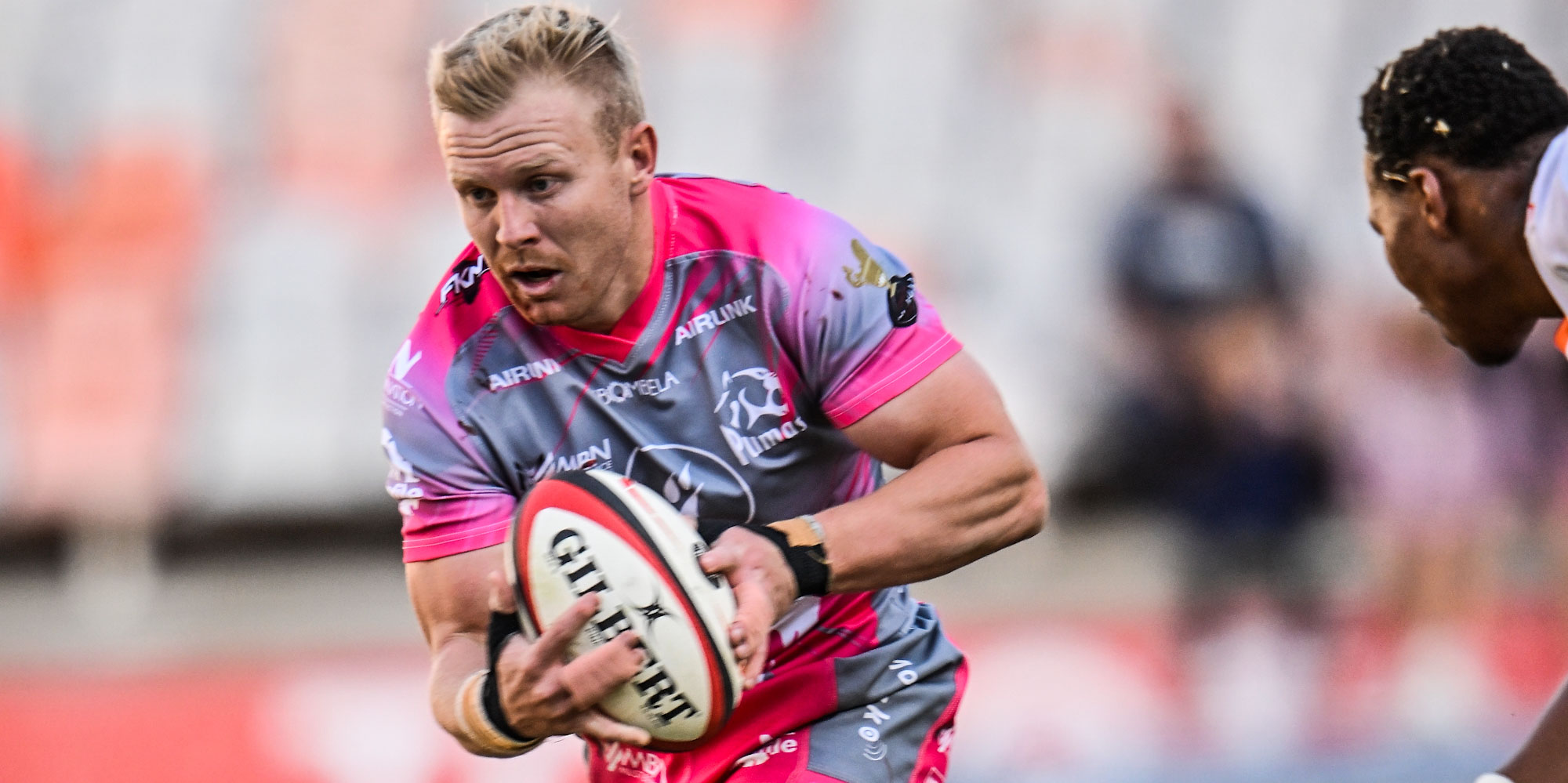Tinus de Beer was in superb form as the Airlink Pumas upset the Toyota Cheetahs in their Carling Currie Cup semi-final in Bloemfontein.
