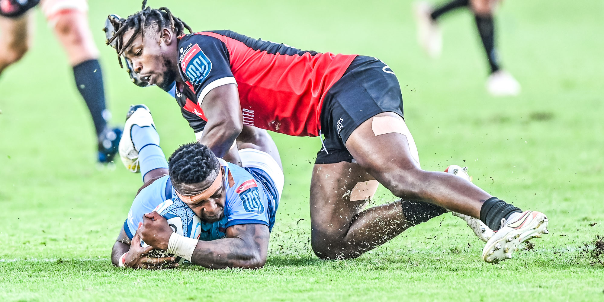 Sbu Nkosi goes over for a try for the Vodacom Bulls against the Emirates Lions.