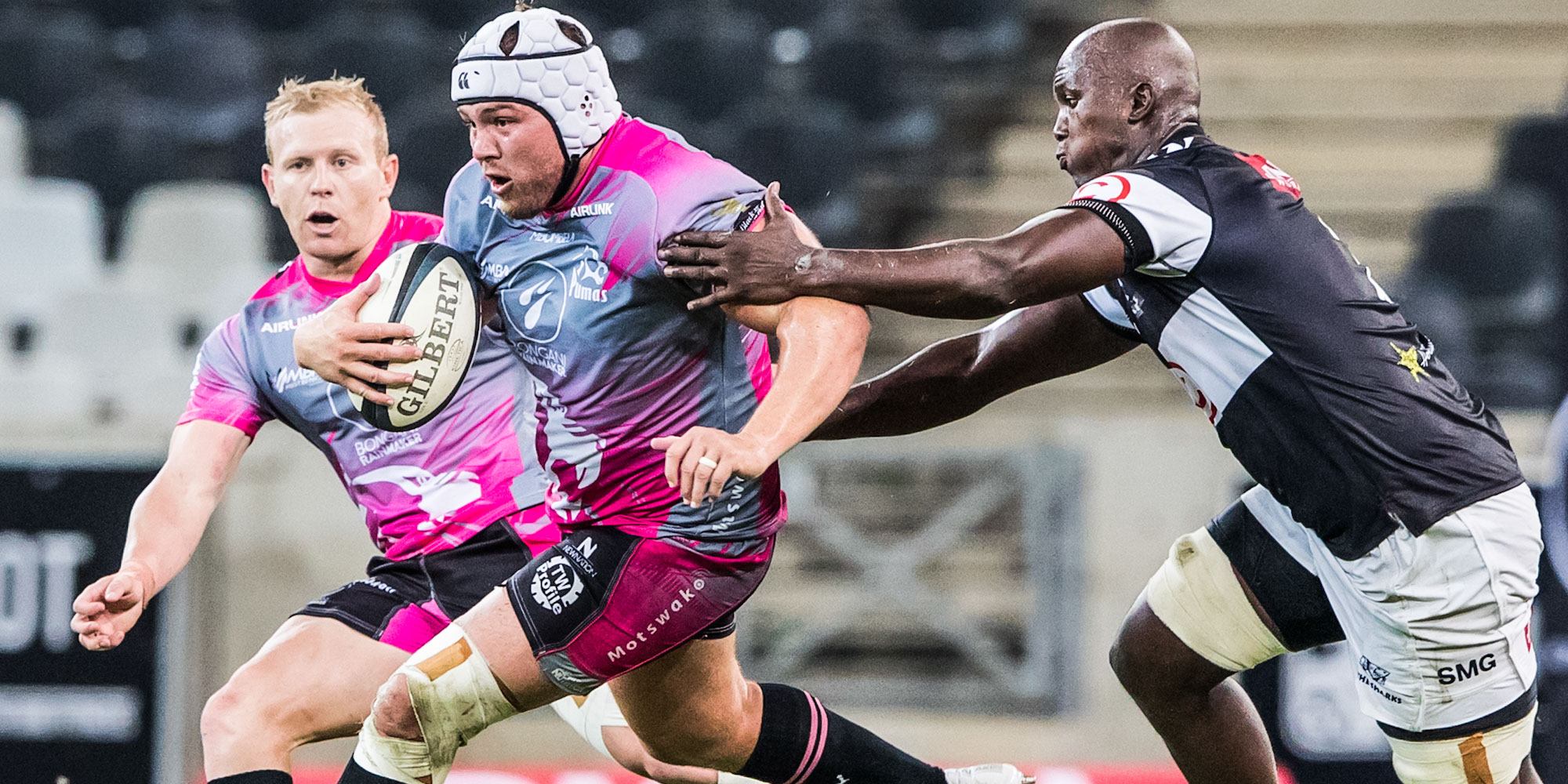 Corne Fourie on the charge for the Airlink Pumas.