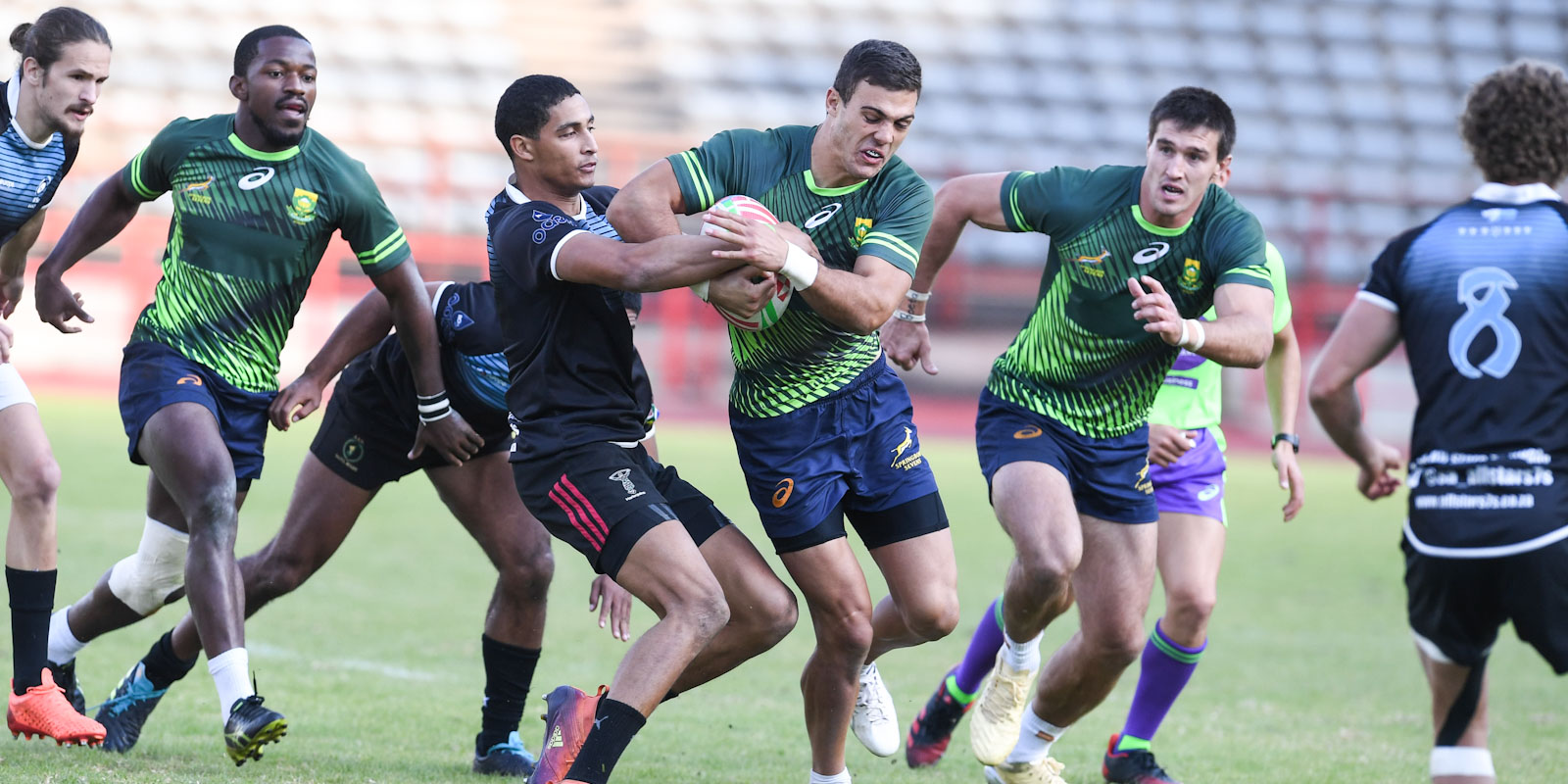 Muller du Plessis on the run, with Mfundo Ndhlovu (left) and Impi Visser (right) in close support.