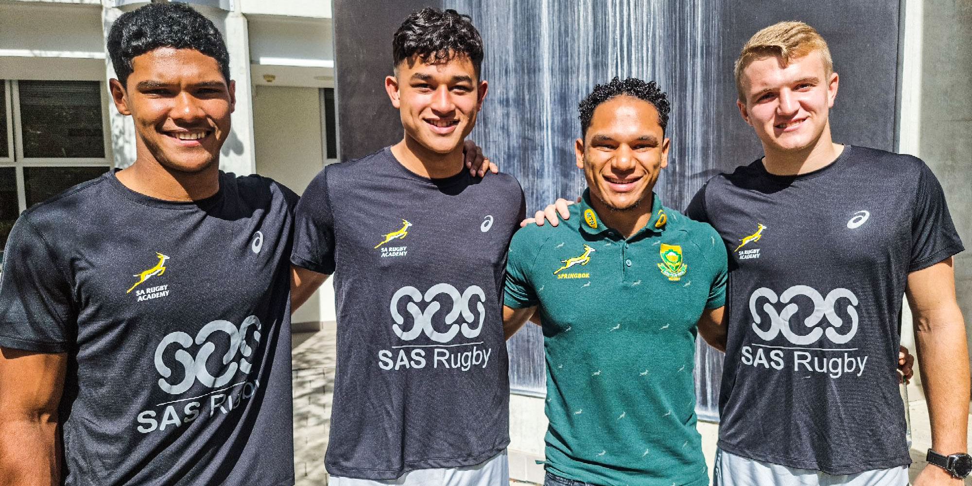 Herschel Jantjies with three of the youngsters who are part of the 2022 SA Rugby Academy.