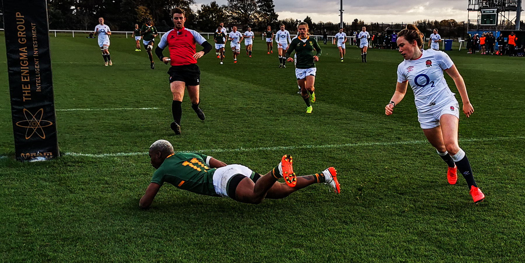 Ayanda Malinga crosses for one of her two tries.