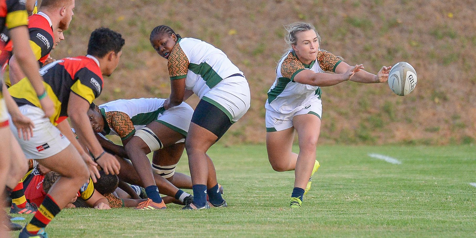 Rumandi Potgieter feeds her backline.