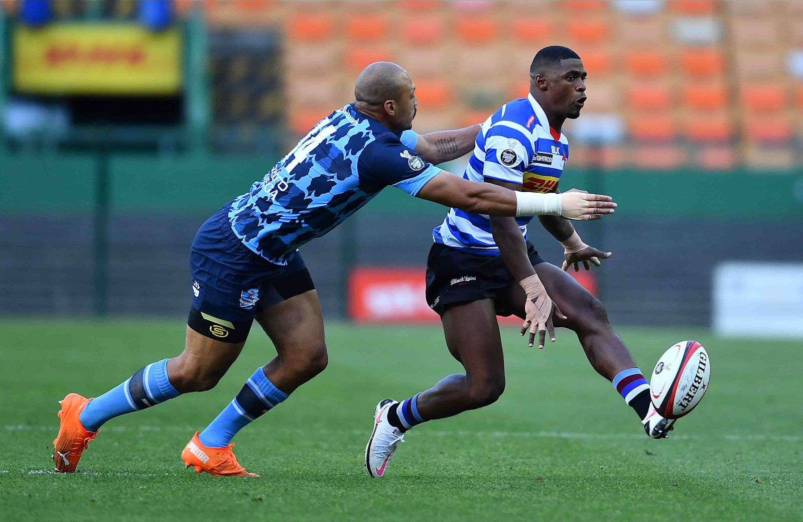 Warrick Gelant tries to evade Travis Ismaiel in the hard-fought match at DHL Newlands.