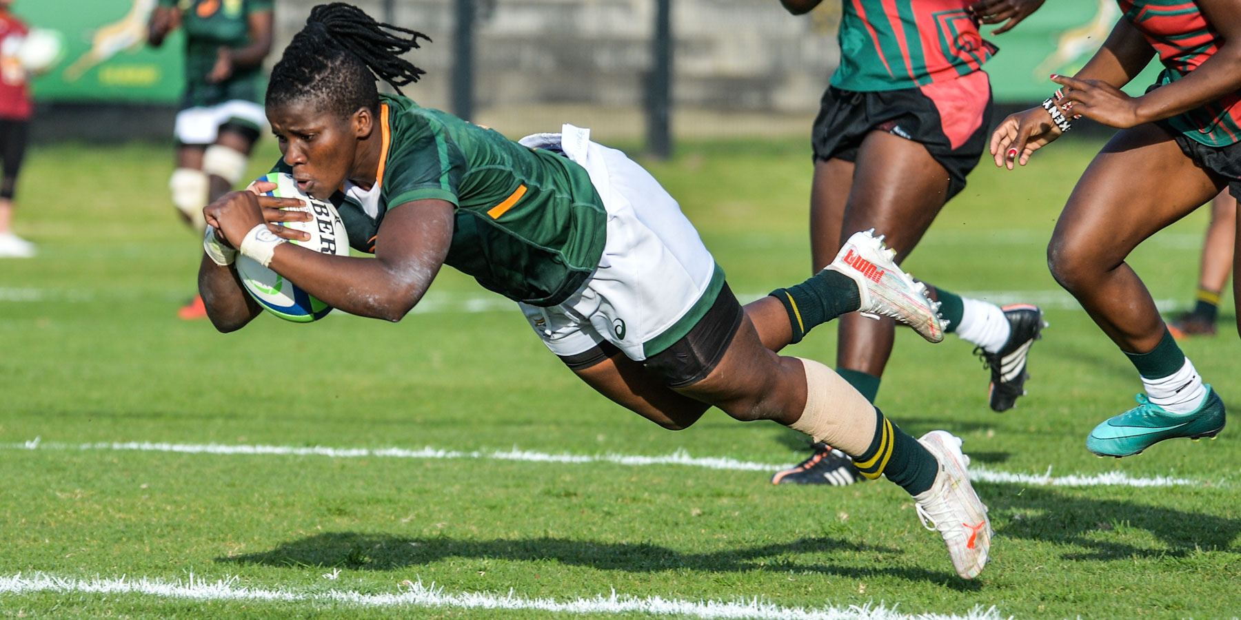 Lusanda Dumke scoring a try against Kenya